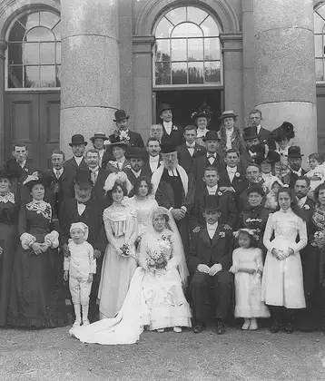 /images/tich/Jewish_Wedding_at_Waterford_Courthouse_1901.webp